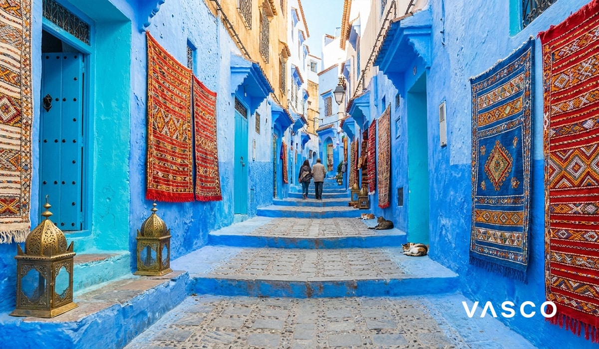 Les ruelles bleues de Chefchaouen au Maroc avec des tapis traditionnels et des lanternes