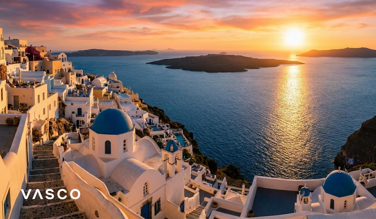 Maisons blanches et dômes bleus de Santorin au coucher du soleil sur la mer Égée