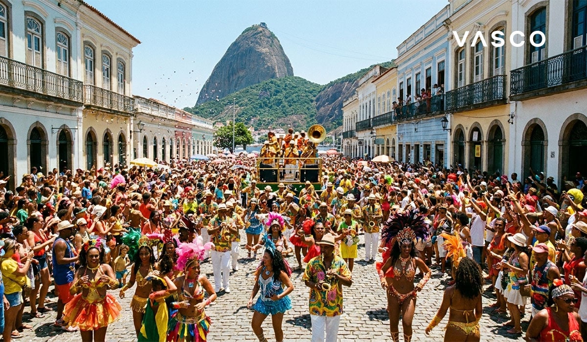 Défilé du carnaval dans les rues de Rio de Janeiro avec le Pain de Sucre en arrière-plan