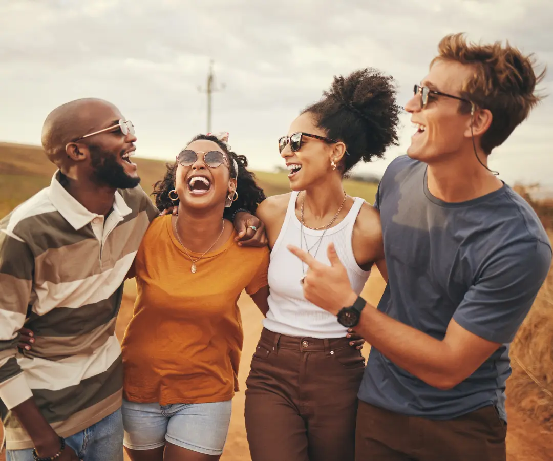 Un groupe d’amis internationaux qui discutent joyeusement