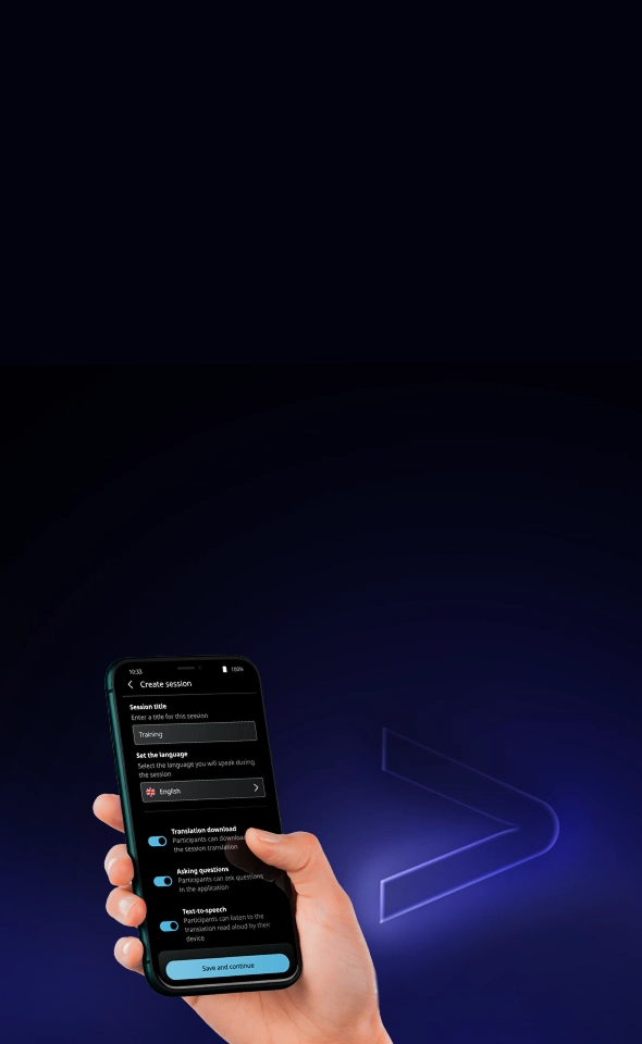 Une main tenant un smartphone sur lequel s'affiche l'écran « Créer une session » de l'application Vasco AUDIENCE. L'interface au thème sombre indique que le titre de la session est « Formation », que la langue est réglée sur « Anglais » et que les boutons de téléchargement de la traduction, de pose de questions et de synthèse vocale sont activés, au-dessus d'un bouton cyan « Enregistrer et continuer ».