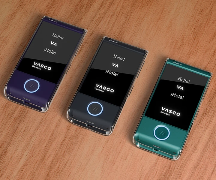 Trois appareils Vasco Translator M4 posés sur une table dans des étuis en silicone transparent de trois couleurs différentes, avec les écrans allumés affichant le logo Vasco et les boutons LED illuminés.